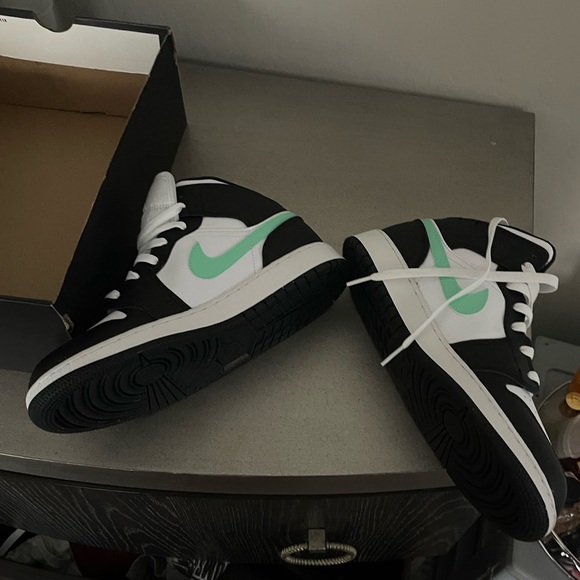 Nike new Jordan’s black white and mint green size 6.5 big kids also size 8 women - Picture 5 of 12